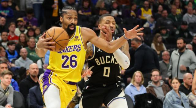 半岛体育官方网站-百回合赢18分！湖人造新杀阵 丁威迪提升冲冠机会