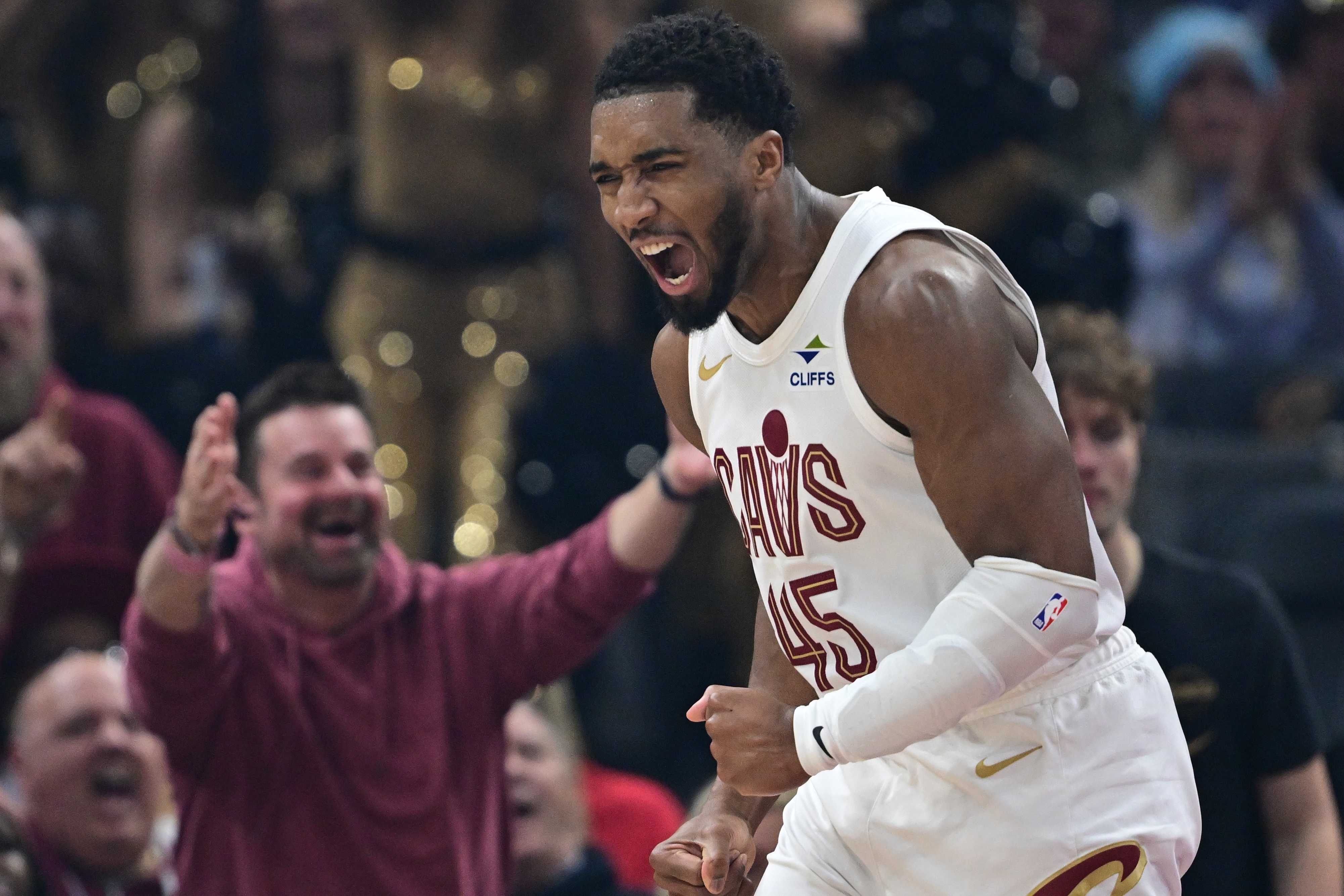 半岛体育APP-米球王！米切尔25中11砍32分5板8助1抢断 关键时刻5分1助带走胜利