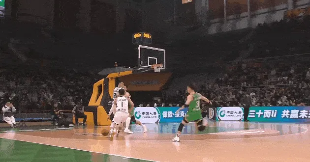 半岛体育APP-高诗岩3秒全场一条龙压哨上篮打进，杨鸣一脸无奈