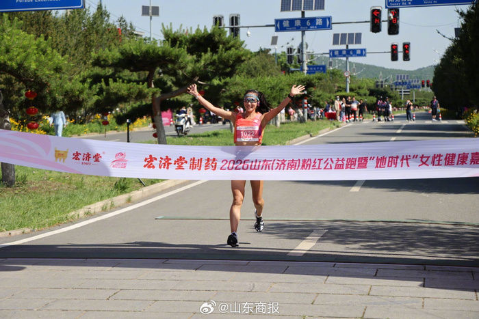 赵娜15分27秒夺济南粉红公益跑冠军,称赛道如训练课|山东队|济南市|比赛|马拉松|绿植_新浪体育_新浪新闻